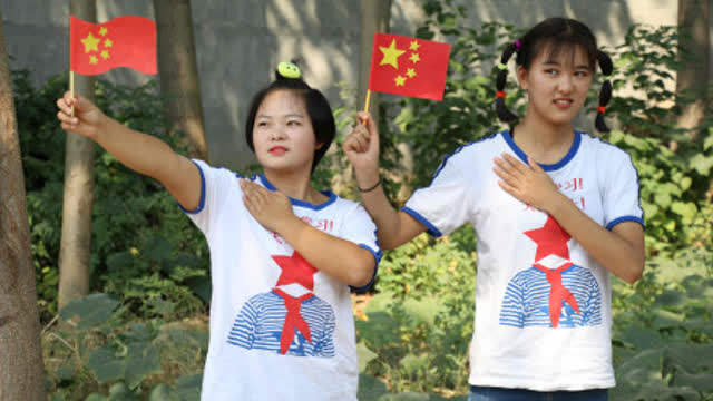 欢欢的童年:国庆节要来了,欢欢和妹妹做小红旗表达对祖国妈妈的喜爱