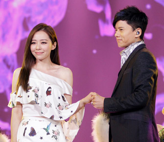 张靓颖牵手张杰挑战杨幂神曲《爱的供养》