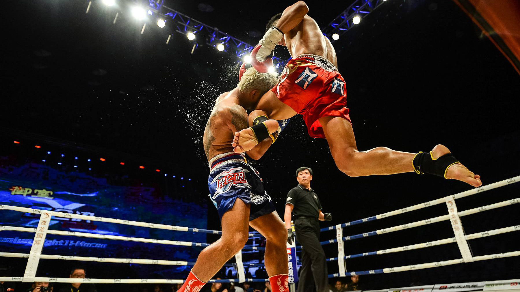 泰拳王拍大腿挑衅霍小龙腾空飞膝ko