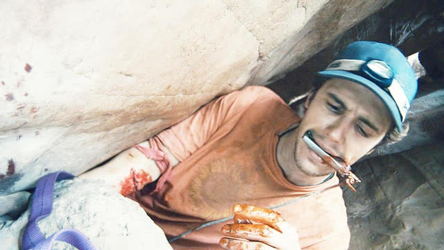 被困峡谷五天五夜,最终断臂自救,真实事件《127小时》