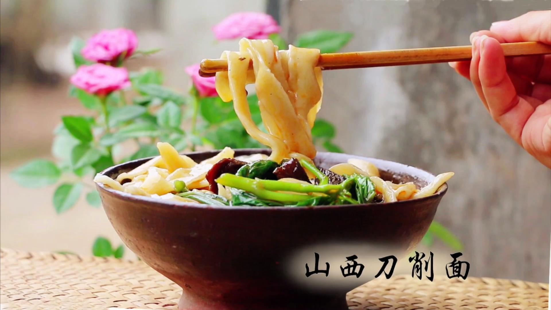 面条又薄又宽,浇上香浓的鲜美汤汁,来一碗山西刀削面