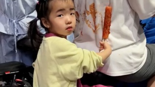 盘点笑到肚子疼的视频，为了让女儿吃月饼，大妈也是煞费苦心